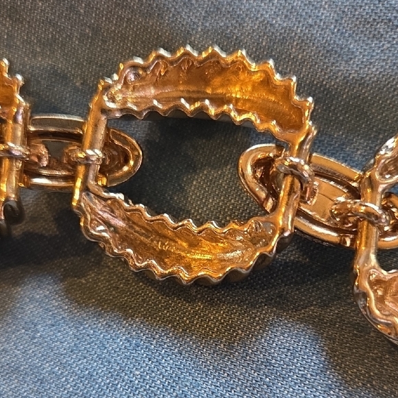 Kenneth Jay Lane Gold Textured Bracelet - Picture 3 of 5